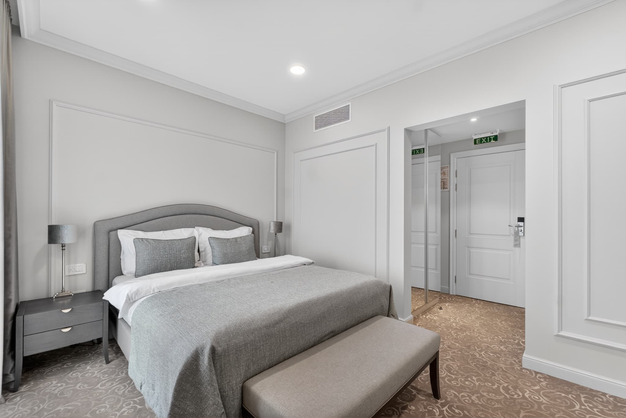 rooms.galleryBedroom