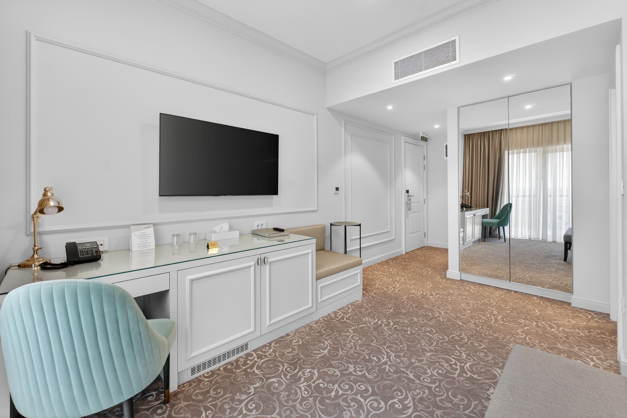 rooms.galleryBedroomLux