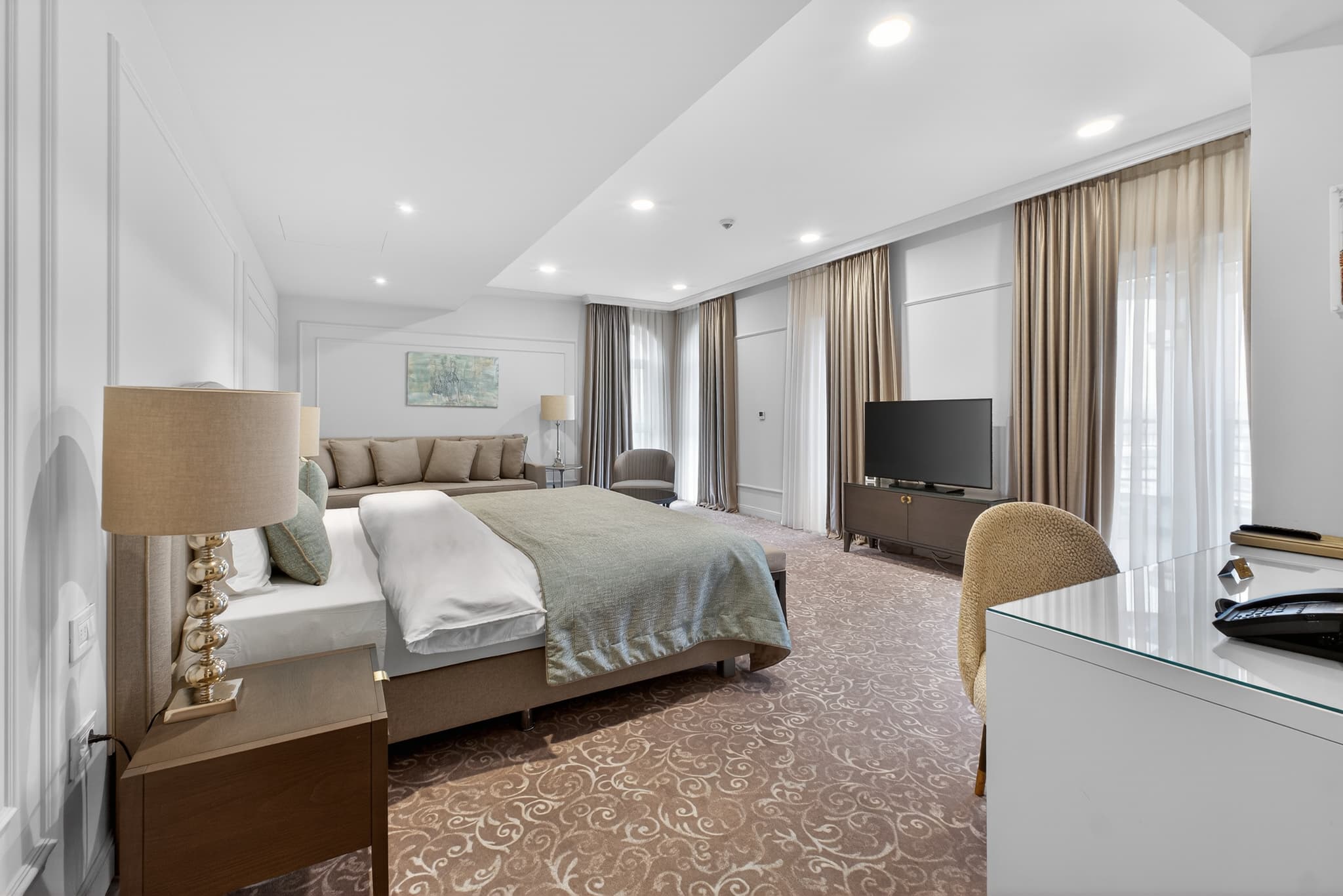 rooms.galleryKingBed