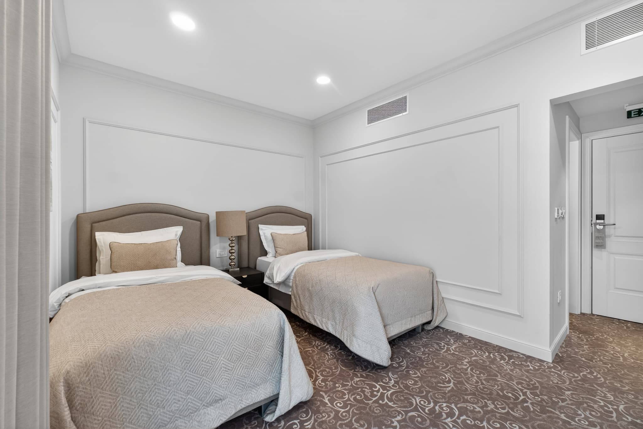 rooms.galleryTwinBeds